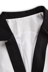 Elegante Tuta Bianca con Dettaglio Doppi Bottoni e Revers Nero